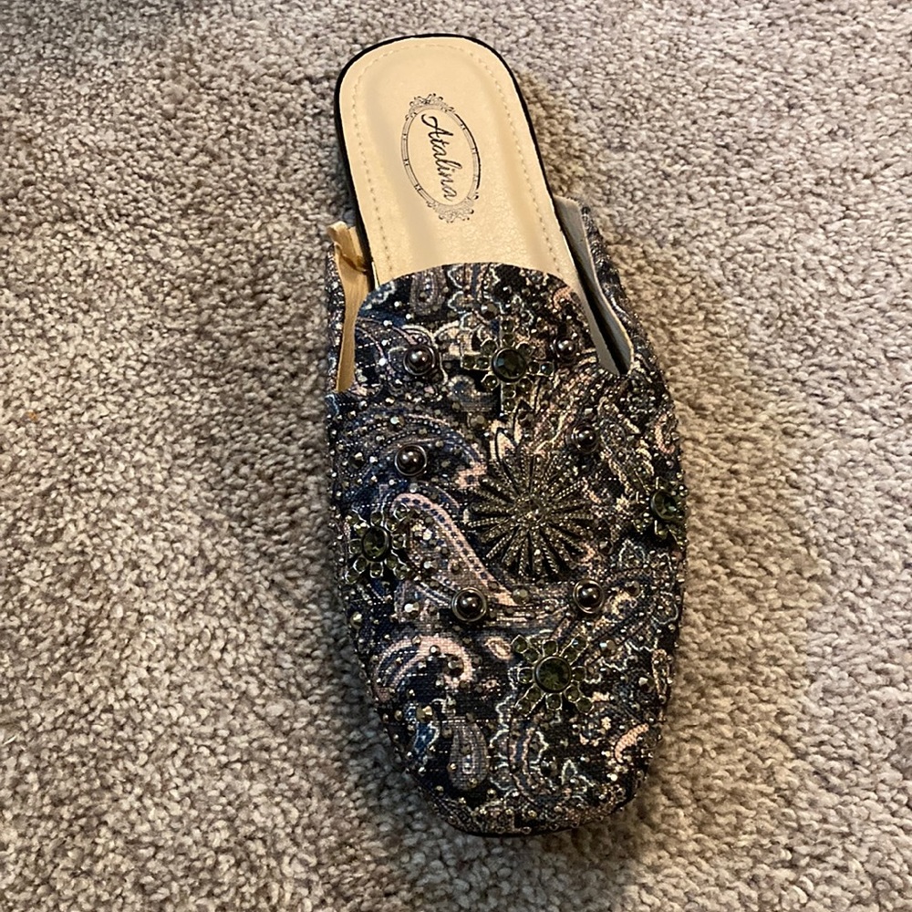 Very beautiful slip on shoes. Never worn, however no tags.